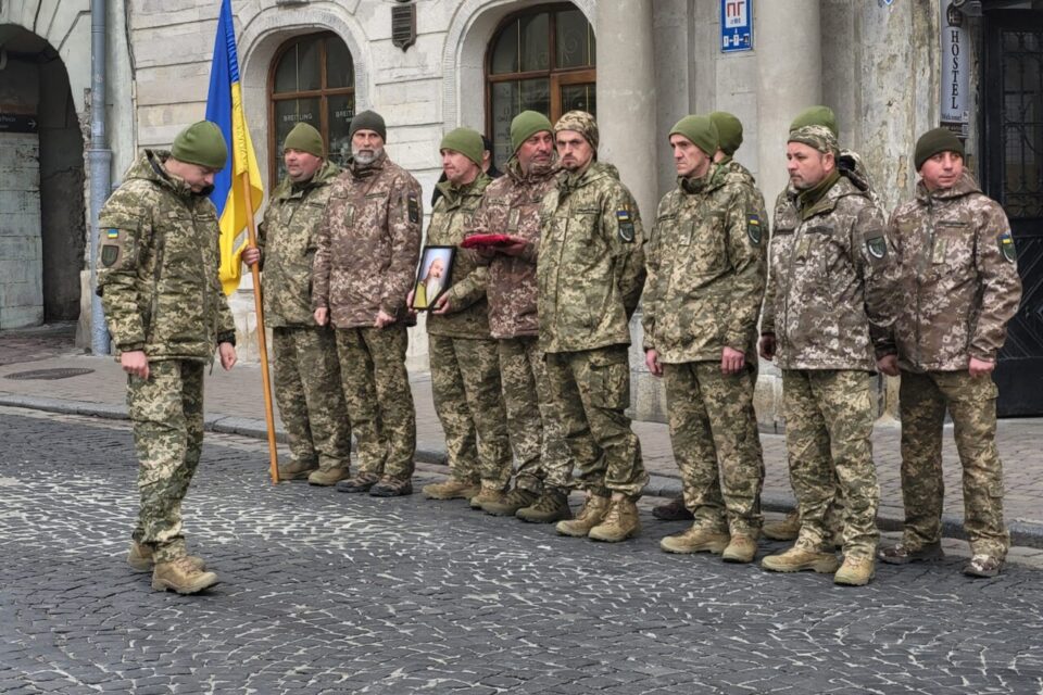 Des soldats ukrainiens rendent hommage à un de leurs camarades mort au front, à Lviv, mi-avril 2025.