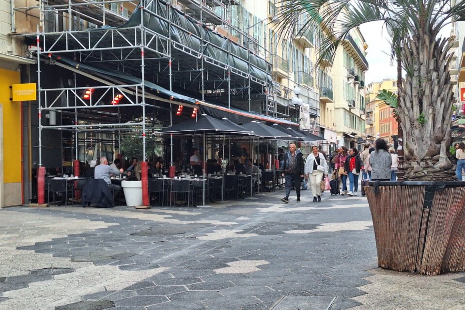 Les pavés sont manifestement vétustes et deviennent même dangereux dans cette rue.