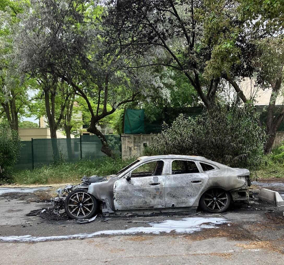 une voiture détruite par un incendie nocturne d'origine suspecte au Mas Drevon