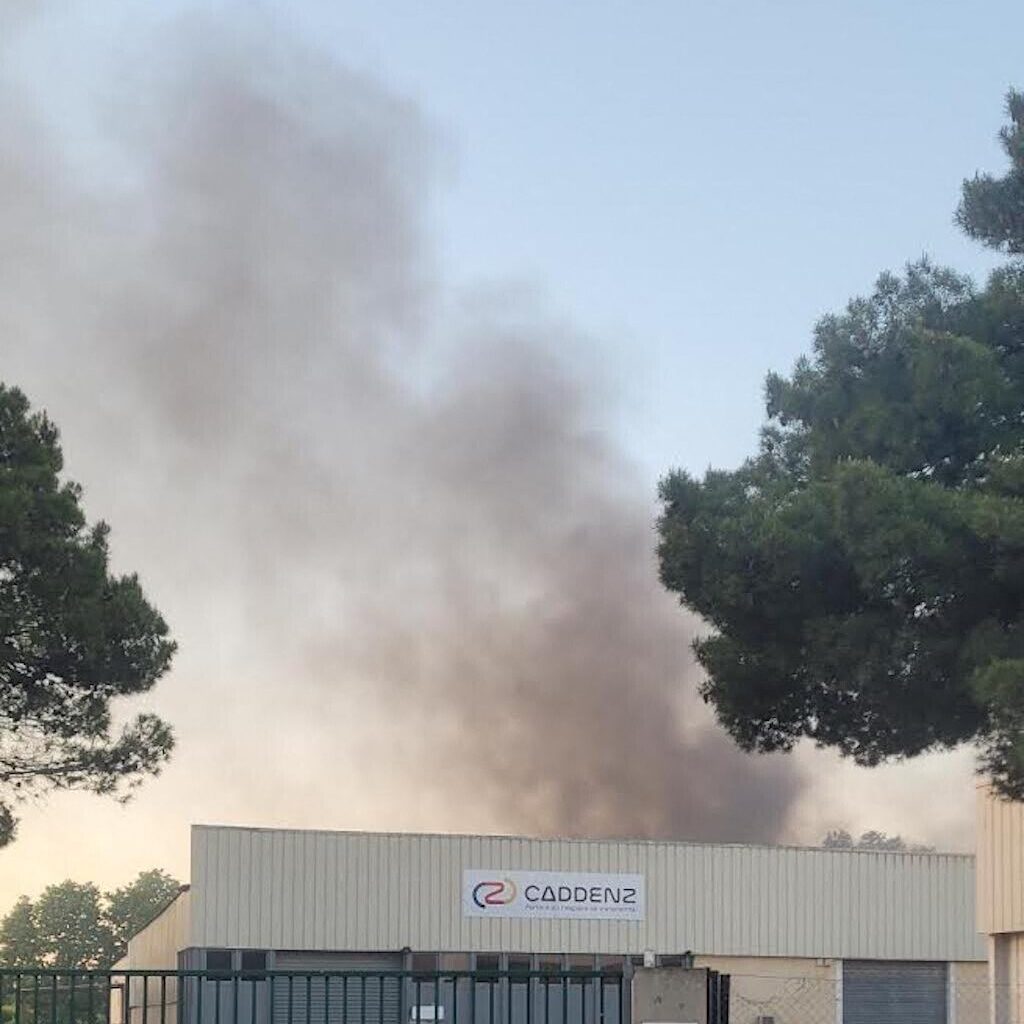 un entrepôt industriel est en feu à Saint-Jean-de-Védas