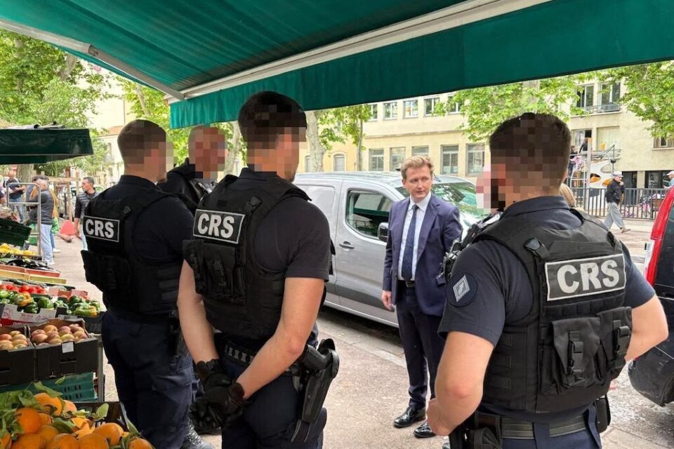 Le préfet cours Gambetta avec les CRS vendredi soir lors de contrôle de commerces 