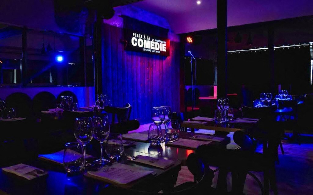 cinq humoristes pour une première au Grand Café Riche, roi de la Comédie