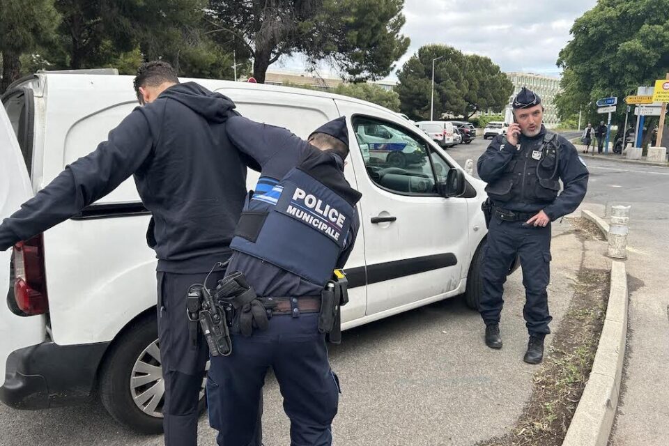Sous les yeux du commissaire divisionnaire François Bargel, fouille de celui qui transportait les bonbonnes d'azote.