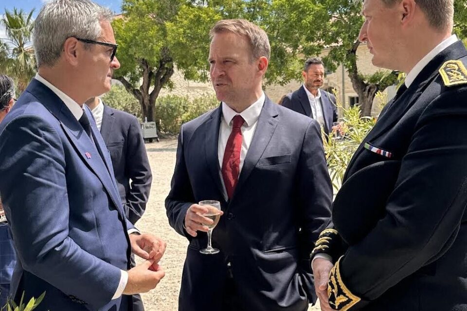 Le ministre d'État et le préfet de l'Hérault en conversation au MEDEF à Mauguio