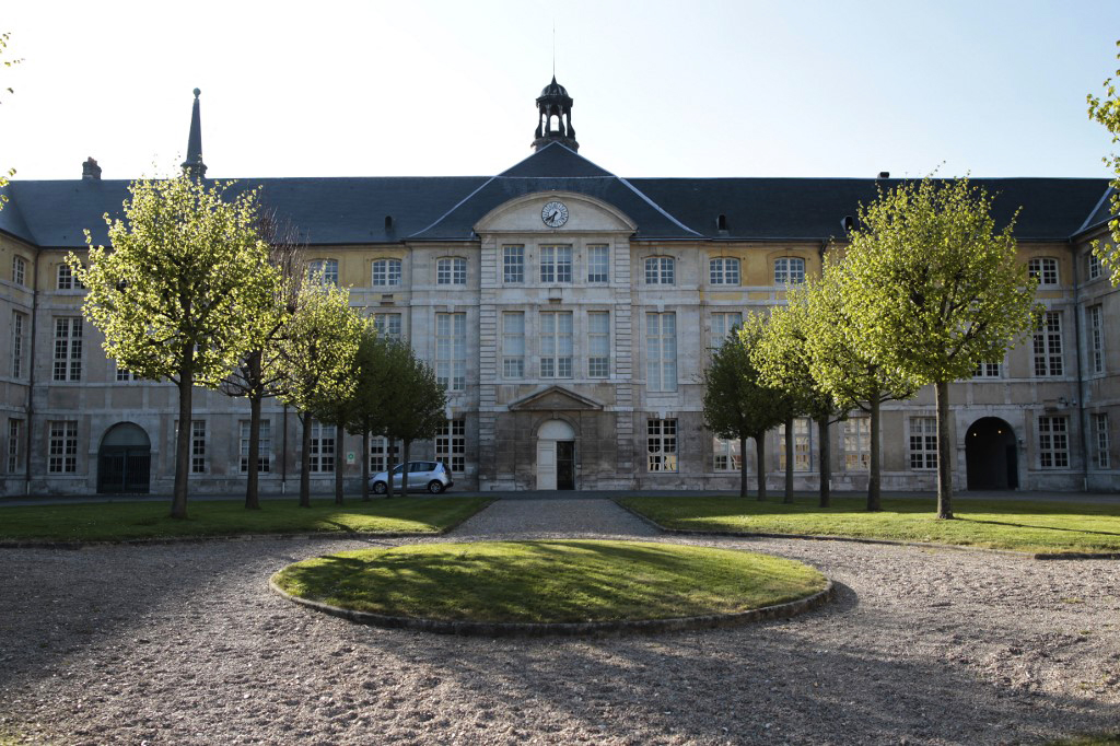 des mineurs isolés dorment devant la préfecture depuis un mois