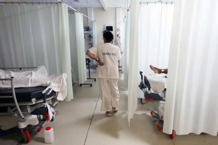 Une soignante s'occupe de patients atteints du chikungunya au Centre Hospitalier Ouest Réunion (CHOR) à Saint Paul, sur l'île de La Réunion, le 10 avril 2025 ( AFP / Richard BOUHET )