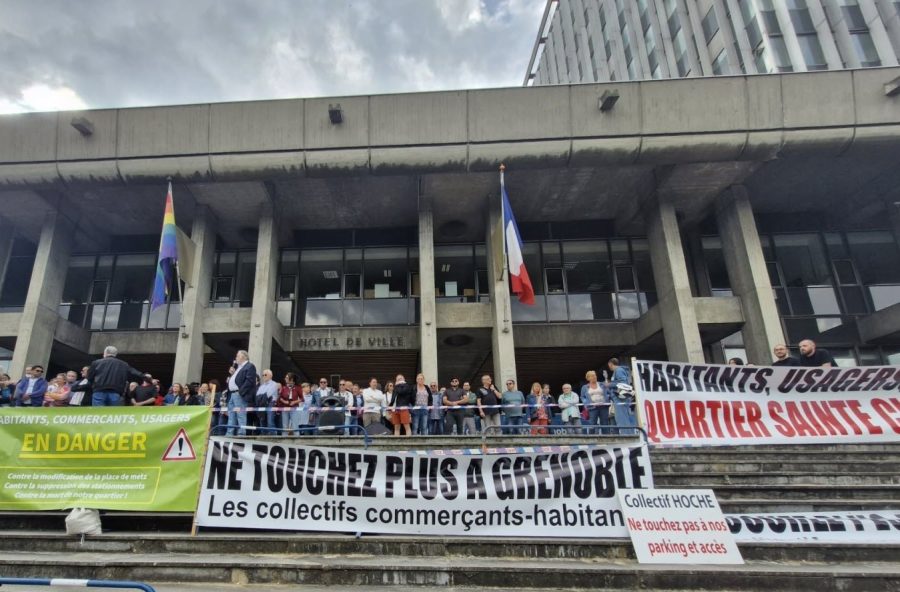Grenoble se révolte contre les Verts. Habitants et commerçants envahissent l’Hôtel de ville ! -