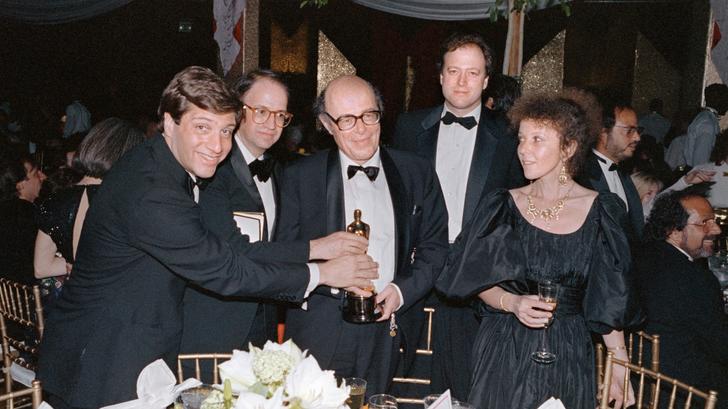 L’Allemand Marcel Ophüls (au centre) tient son Oscar du meilleur documentaire,  le 29 mars 1989, lors de la 61e cérémonie des Oscars.