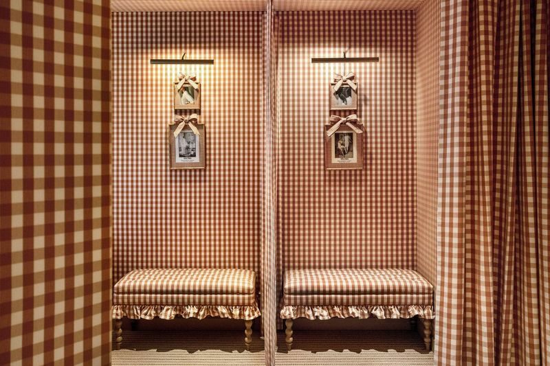 La boutique Molli rue François 1er à Paris.