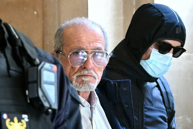 Aomar Ait Khedache (au centre) au début de son procès à Paris le 28 avril 2025 ( AFP / Bertrand GUAY )