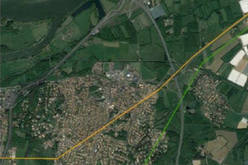 Sur ce plan, la ligne 90 000 volts est en jaune
