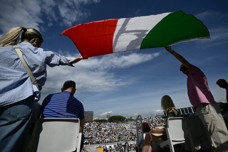 Des spectateurs avec le drapeau italien durant le match entre l