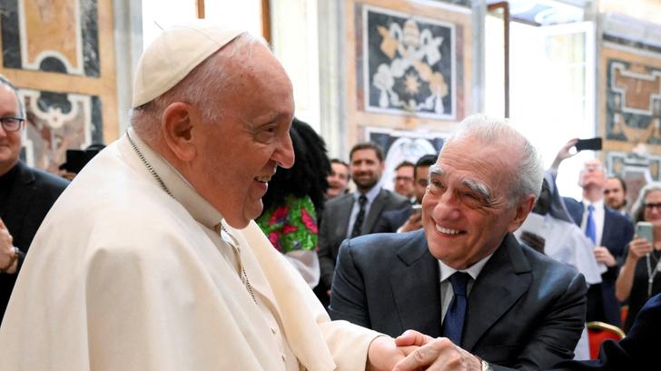 Le pape François, lors de sa rencontre au Vatican avec Martin Scorsese et sa femme Helen Morris, le 29 mai 2023 à Rome.