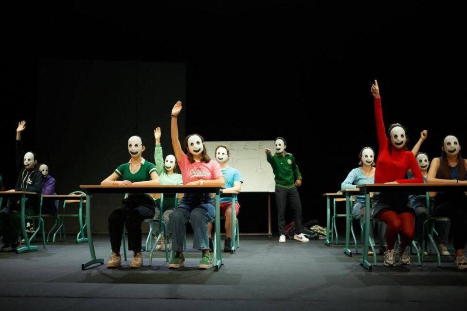 Une pièce jouée dans les lycées avec la participation de lycéens.