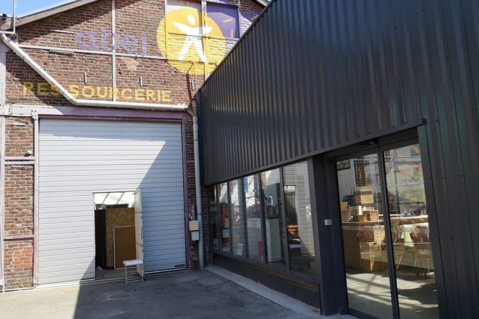 La ressourcerie de l’ABEJ se situe au fond de la cour de l’ancienne Maillerie à Villeneuve d’Ascq, à côté de l’estaminet OStam.