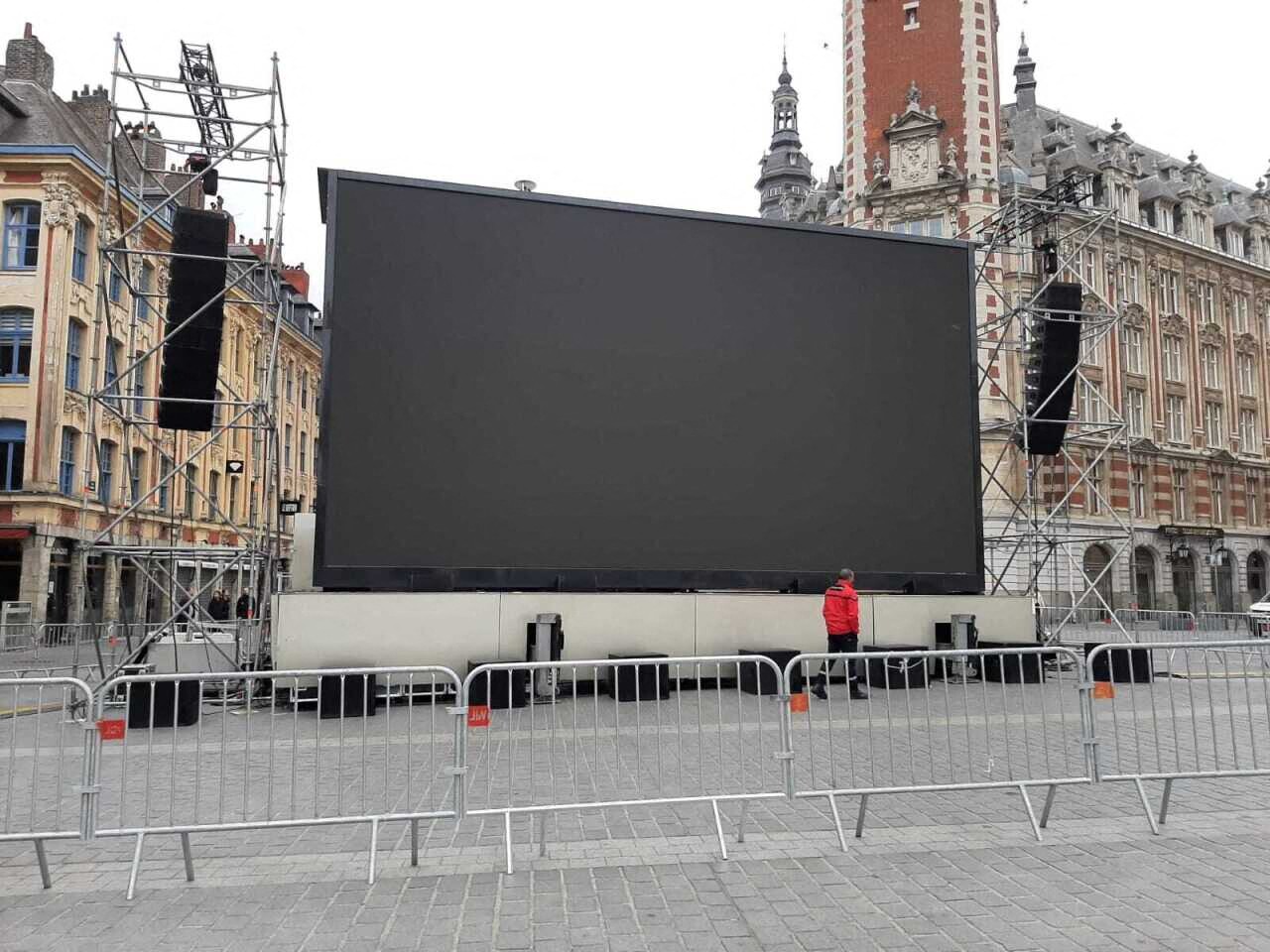 Lille. Pourquoi un immense écran est-il installé sur la place de l’opéra ?