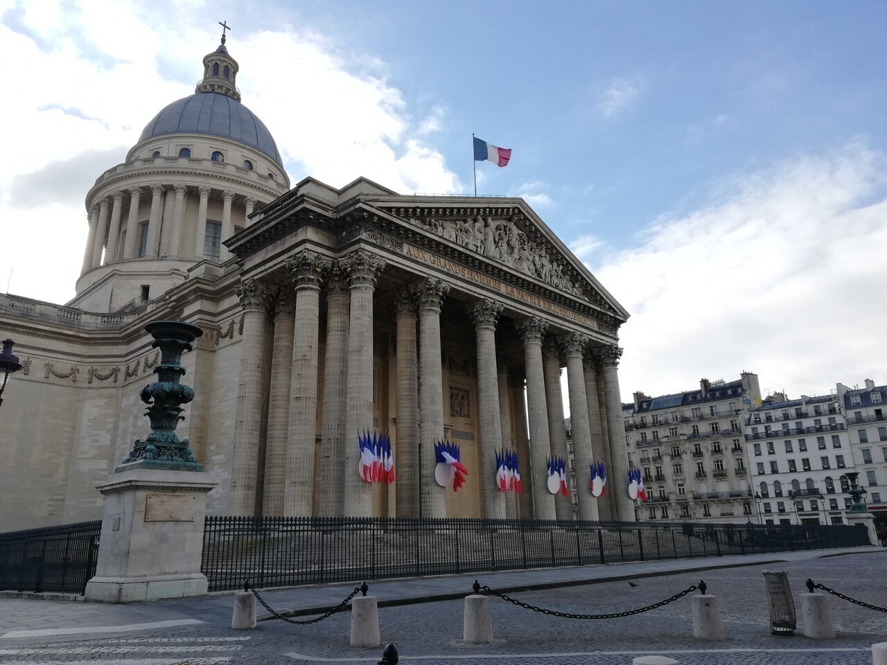 un homme tombe du toit du Panthéon, intervention en cours des secours et de la police
