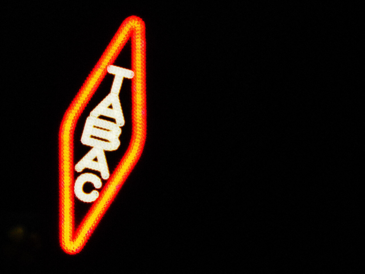le gérant d'un bar-tabac roué de coups