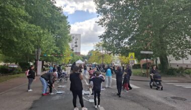 en pleine ville, les rues se sont transformées en aires de jeux pour les enfants