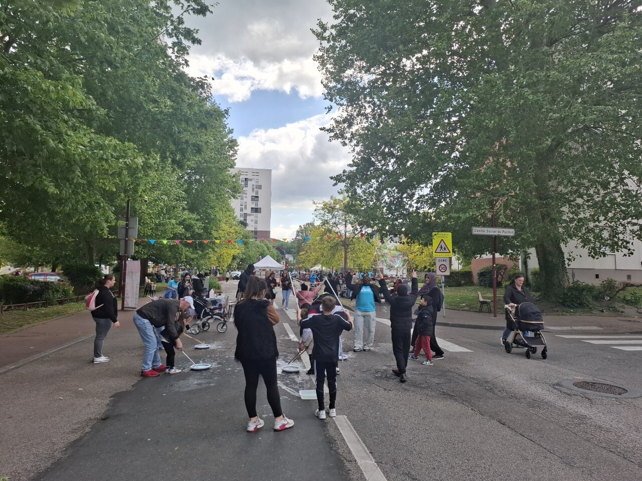 en pleine ville, les rues se sont transformées en aires de jeux pour les enfants