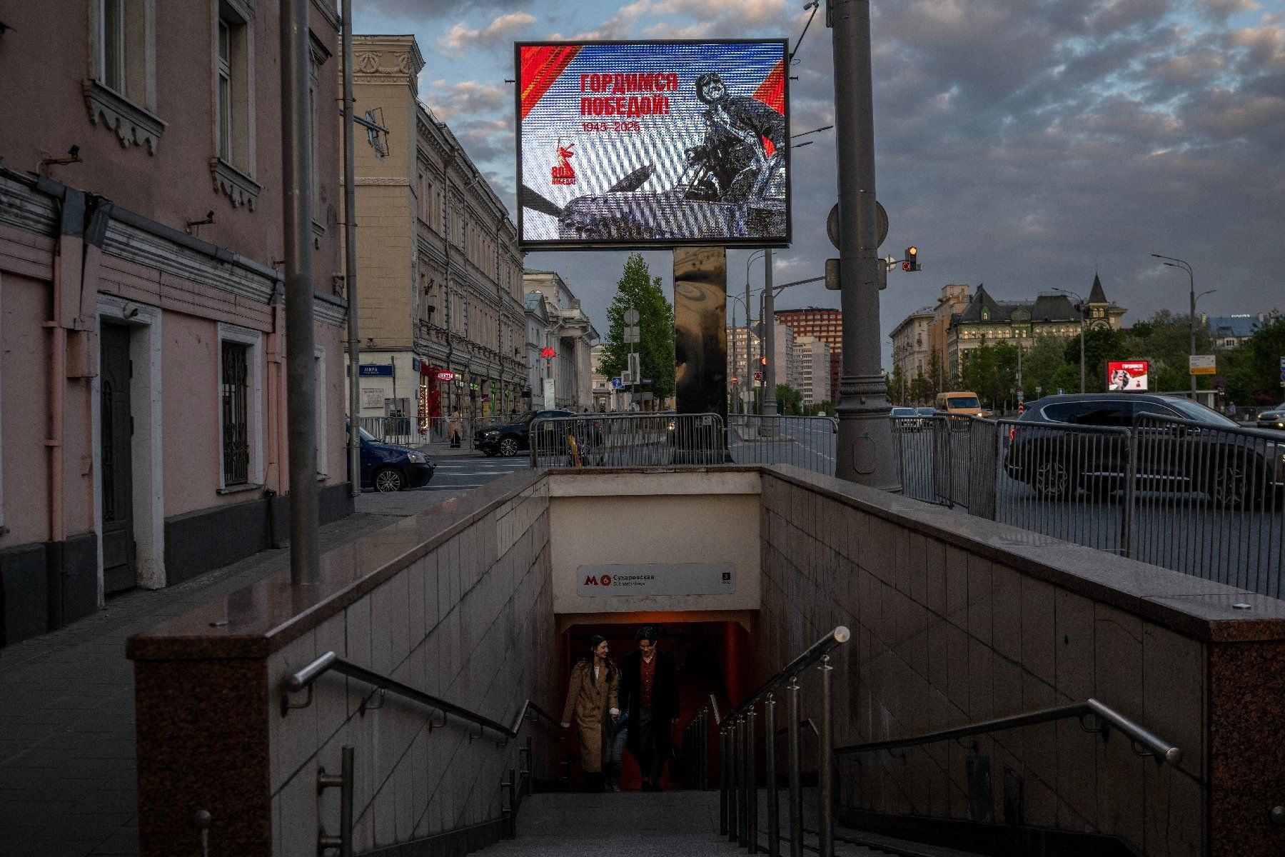 Un écran au-dessus de l'entrée d'un passage souterrain affiche une image commémorative de la victoire du 9 mai 1945, le 7 mai 2025 à Moscou