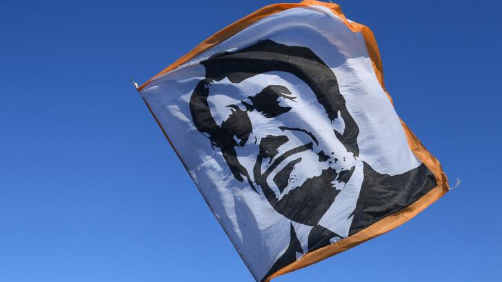 Un drapeau à l’effigie de Bernard Tapie, avant une messe célébrée pour ses funérailles à Marseille, le 8 octobre 2021.