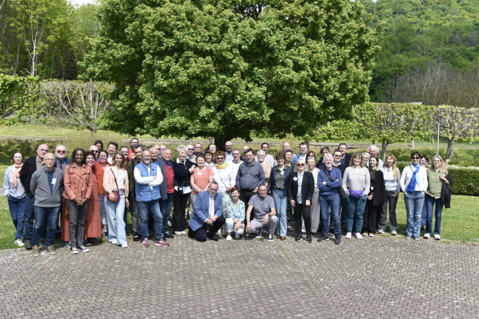 Traditionnelle 'photo de famille' des organisateurs et auteurs.