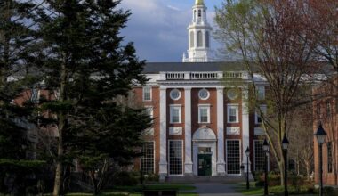 Le gouvernement américain annonce mettre fin à tous ses contrats avec Harvard