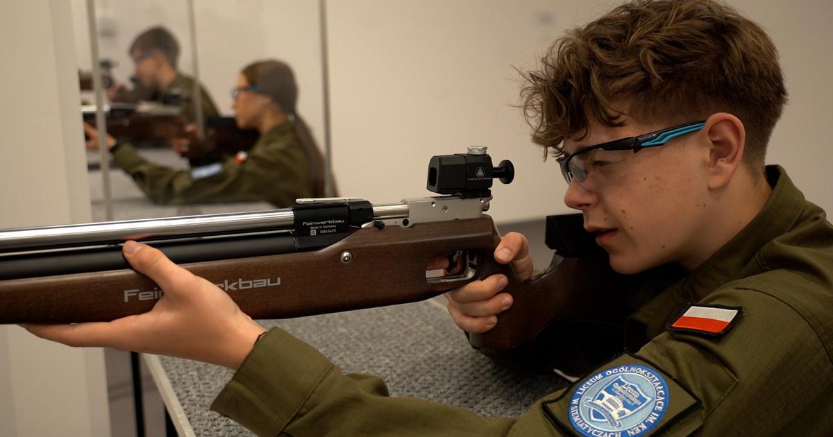 Face au spectre d’une guerre contre la Russie, les jeunes Polonais prennent les armes