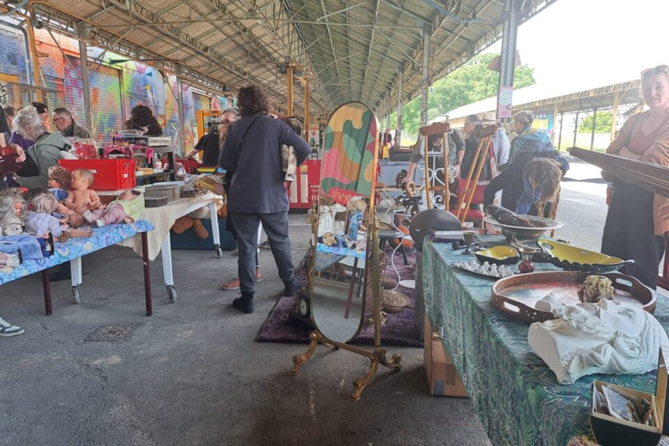 Un espace extérieur a été aménagé pour permettre d'accueillir une partie des objets de décors de l'Opéra de Rennes.