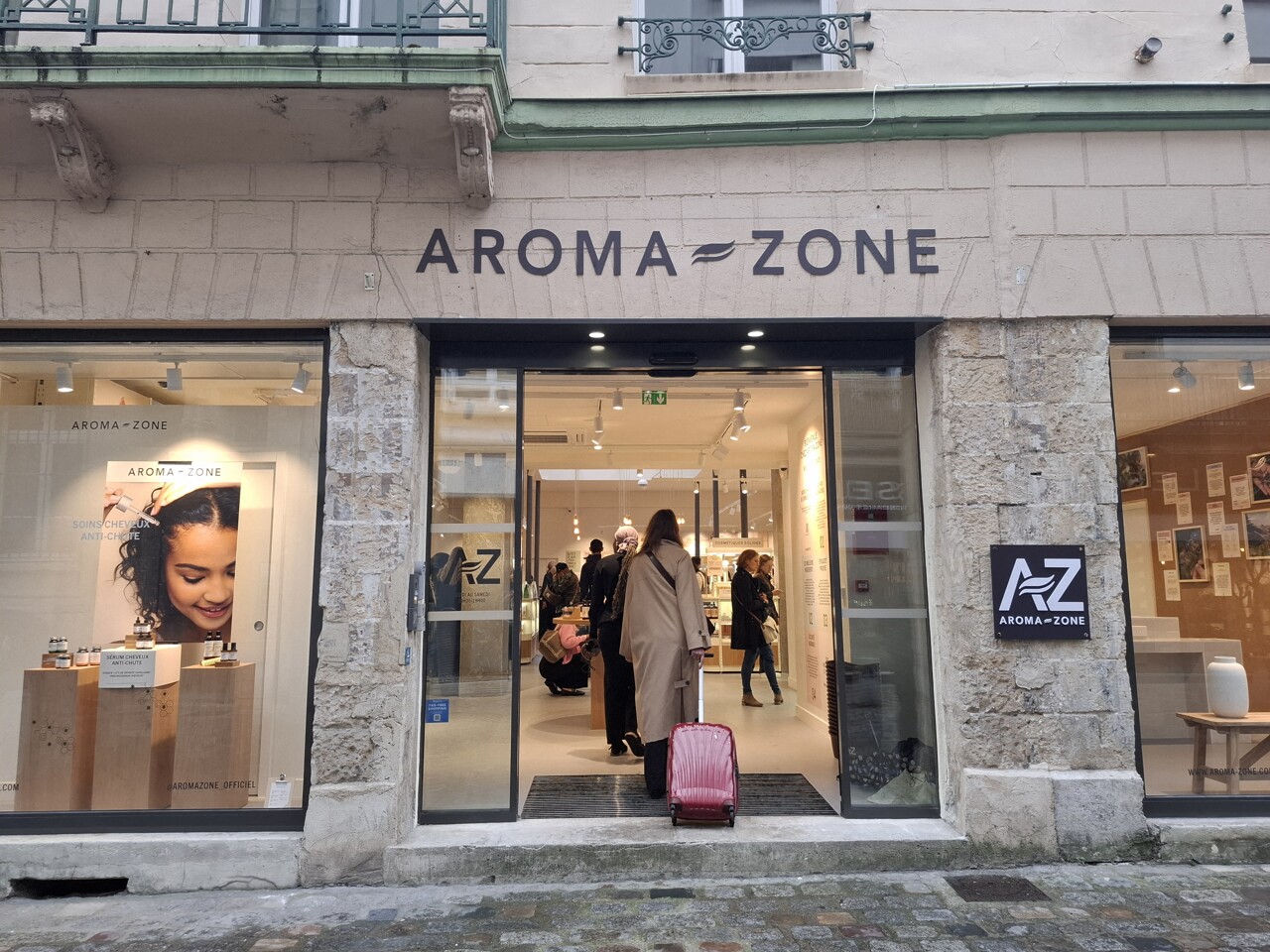 La foule présente pour l'ouverture de ce nouveau commerce dans le centre de Rouen : « C'est l'émeute »