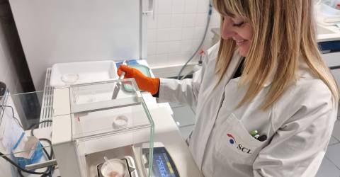 des chimistes qui décortiquent poissons et coquillages
