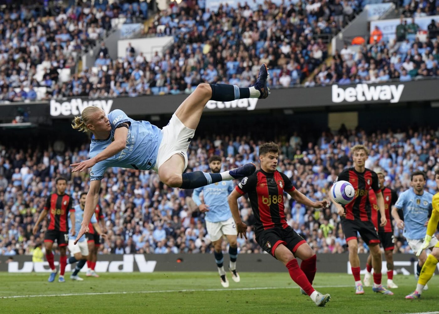 Manchester City monte sur le podium, Crystal Palace enchaîne - Premier League - J37