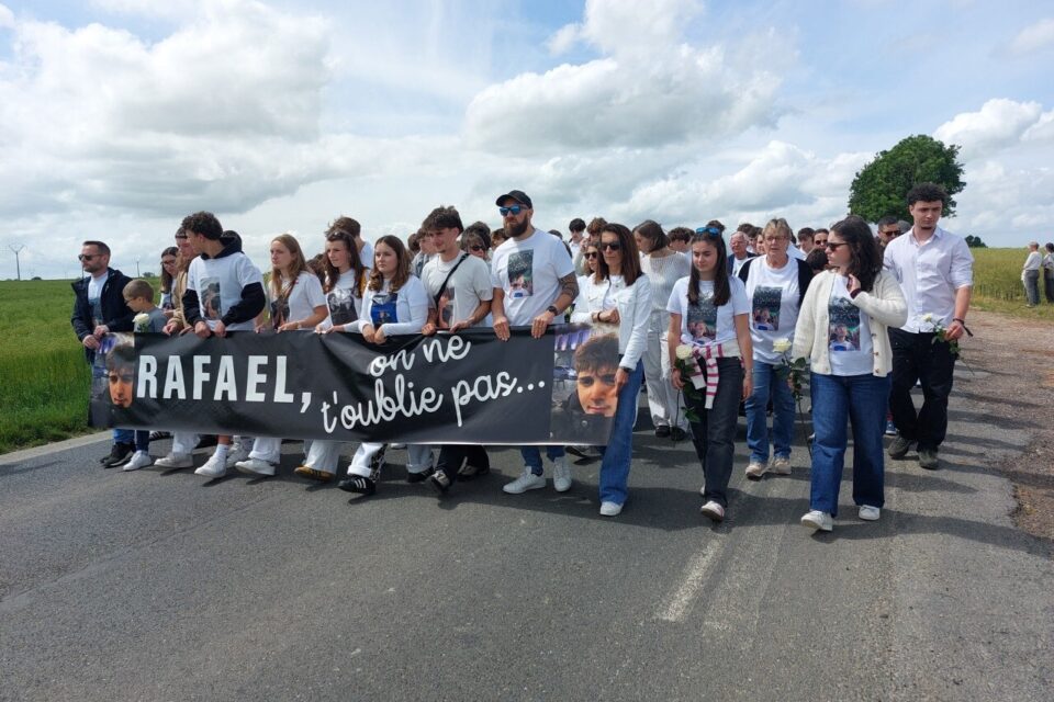 La famille de Rafael a mené le cortège, refaisant le trajet effectué par le jeune homme, entre Eterville et Feuguerolles-Bully.