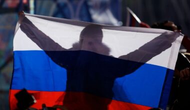 France : un athlète disqualifié pour avoir déployé le drapeau russe, la propagande s’en mêle