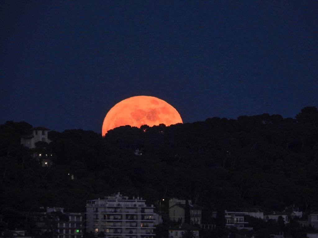 Les jolies images de la lune des fleurs ce lundi à Nice