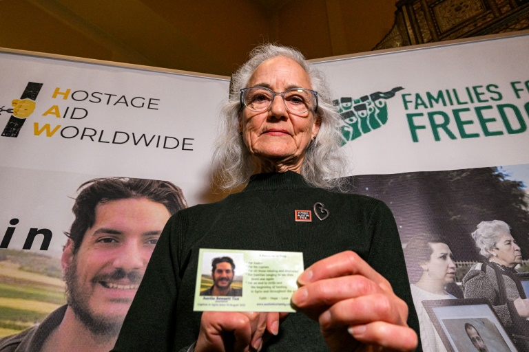 Debra Tice, mère du journaliste américain disparu en Syrie Austin Tice, assiste à une conférence de presse à Damas, sous les auspices du groupe américain Hostage Aid Worldwide, le 20 janvier 2025 (LOUAI BESHARA)