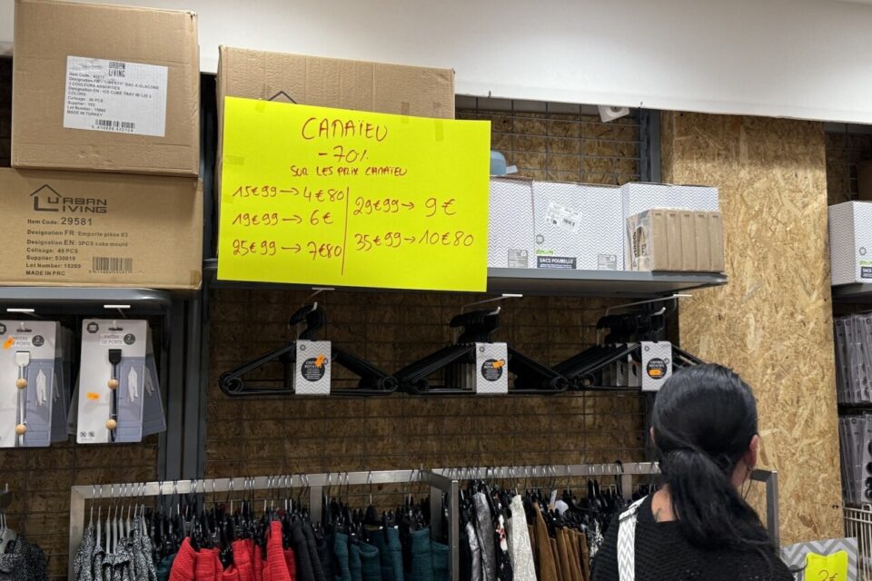 La boutique vend, en ce moment, un lot de vêtements Camaïeu.