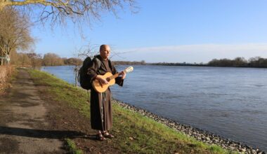 frère Jacques Jouët, le moine musicien qui sillonne les routes en mendiant son pain