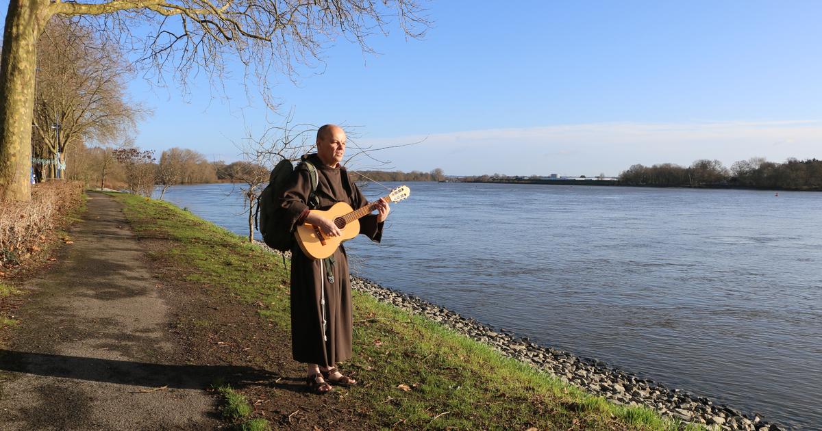 frère Jacques Jouët, le moine musicien qui sillonne les routes en mendiant son pain