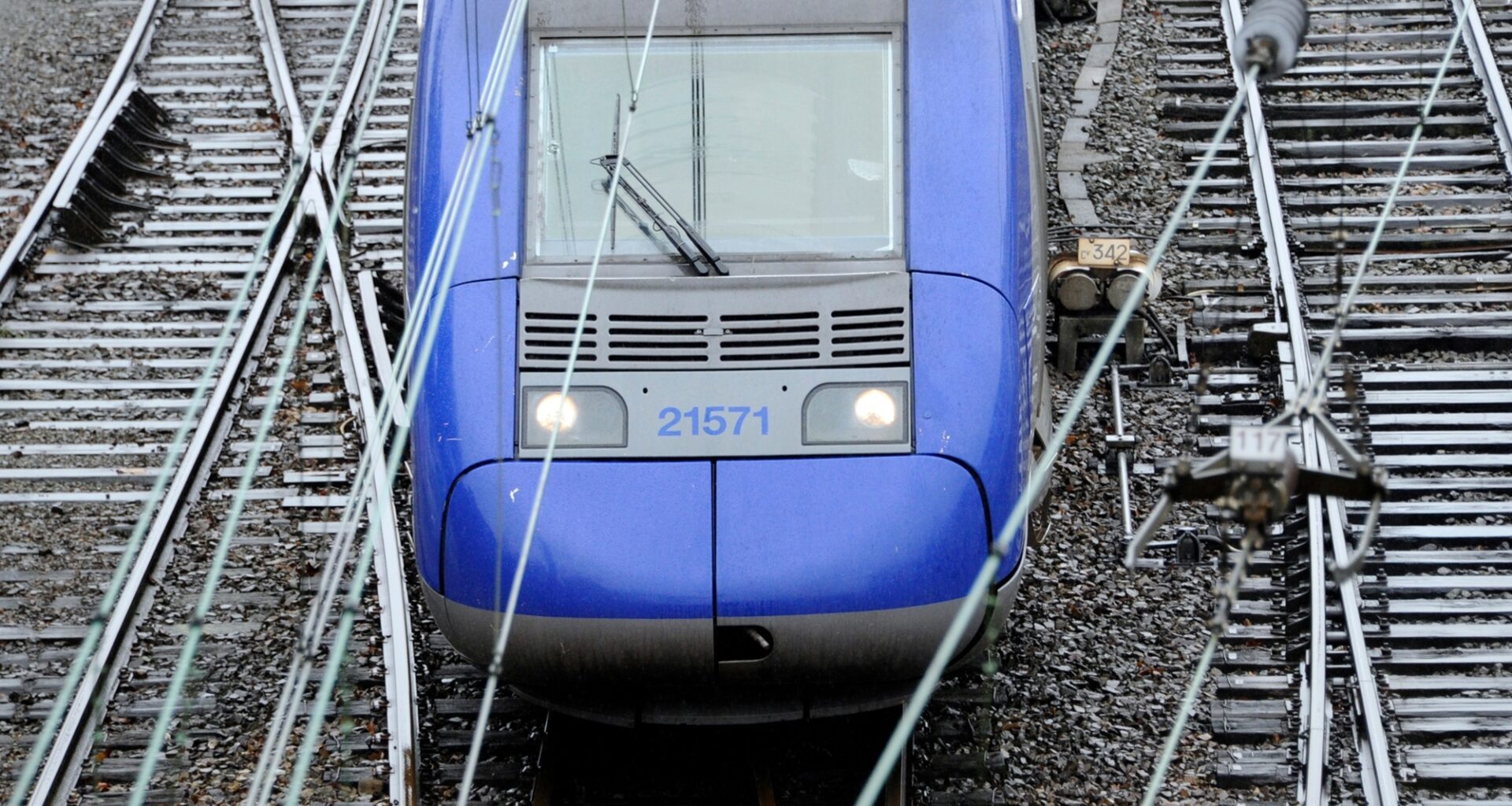 un homme se retrouve coincé sous l'accoudoir d'un train en cherchant un de ses écouteurs