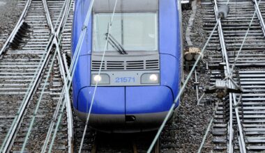 un homme se retrouve coincé sous l'accoudoir d'un train en cherchant un de ses écouteurs