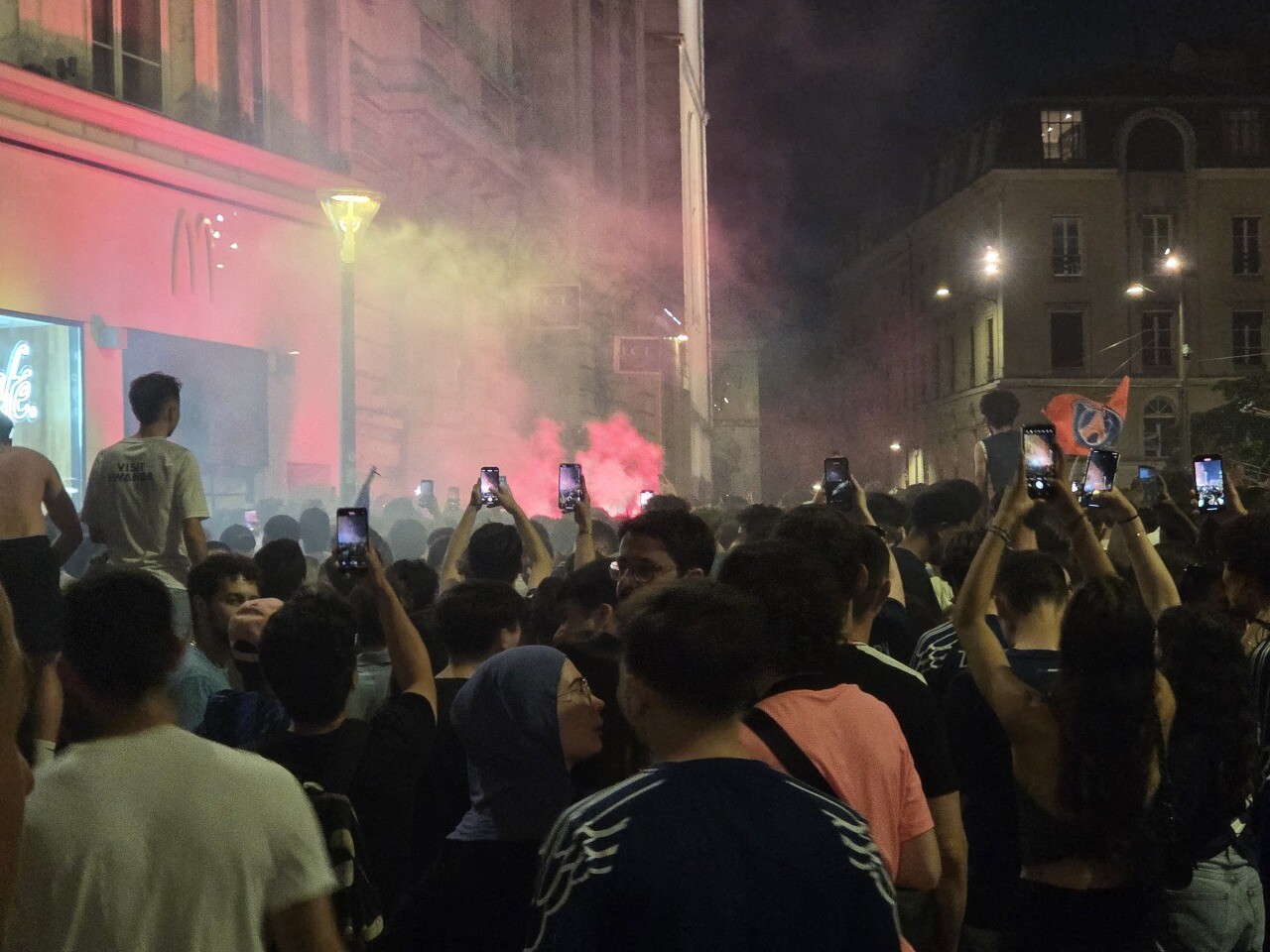 plusieurs centaines de personnes dans les rues du Mans