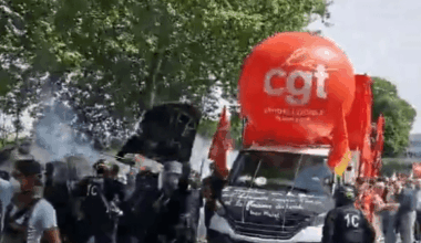 la police attaque le 1er Mai