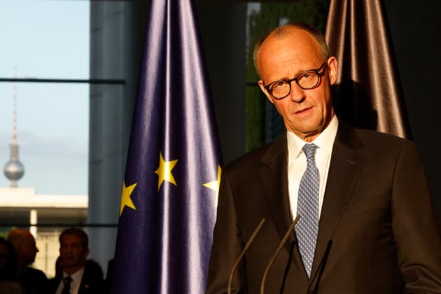 le nouveau chancelier Friedrich Merz arrive à Paris fragilisé après son camouflet au Bundestag
