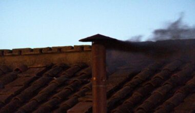Une première fumée noire depuis la cheminée de la chapelle Sixtine