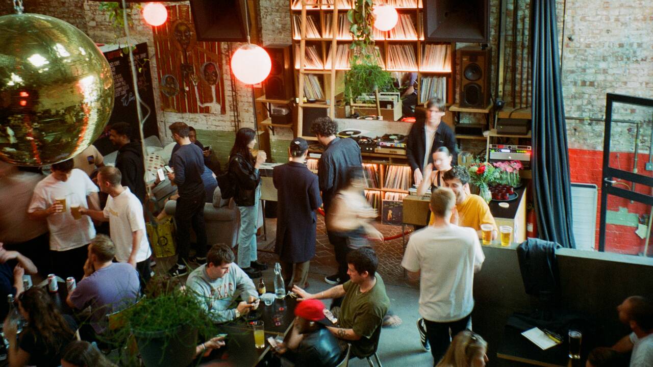 Au Royaume-Uni, les lieux dédiés à l’écoute des vinyles connaissent un joyeux renouveau