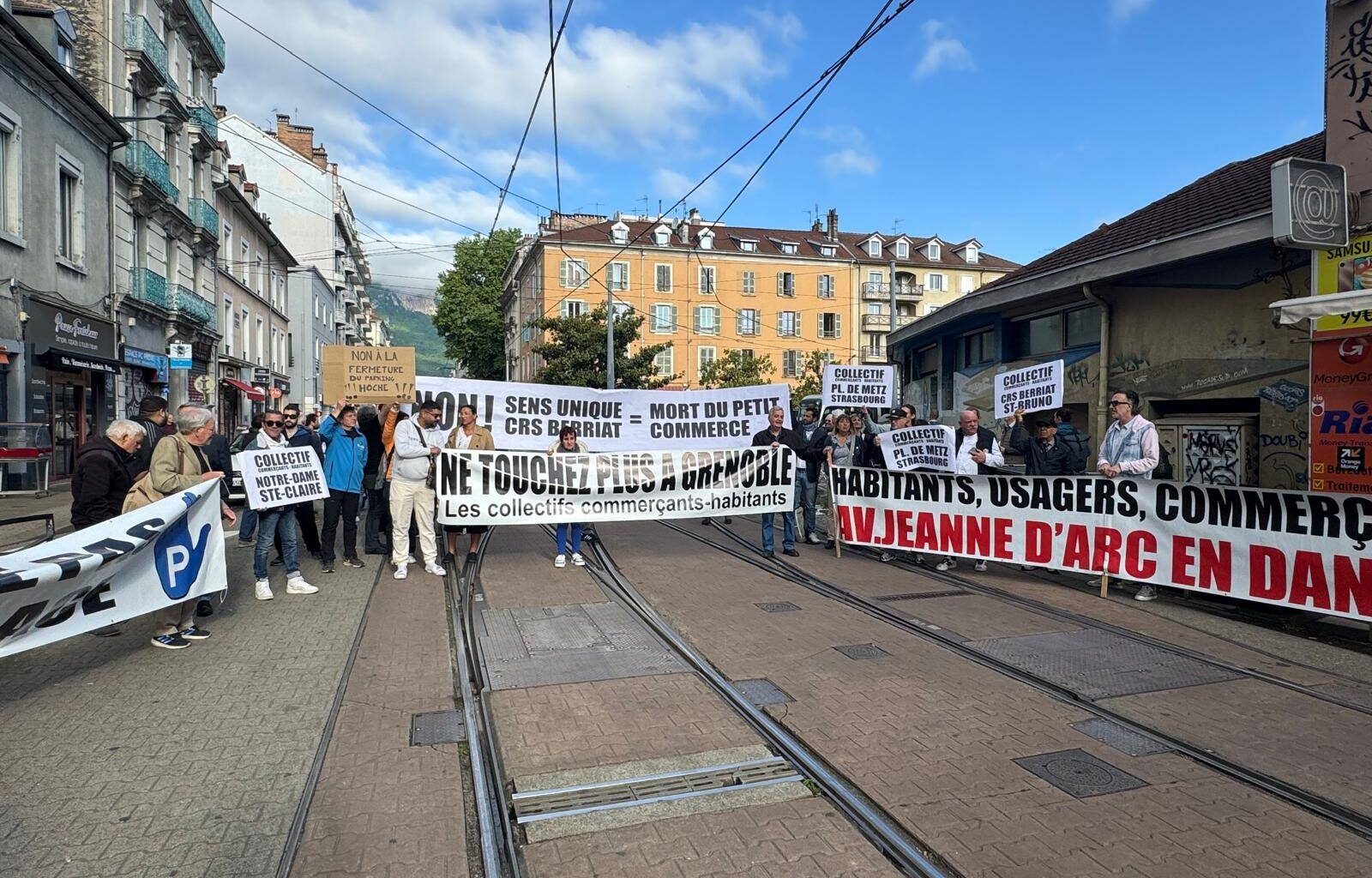 LES COLLECTIFS HABITANTS-COMMERCANTS HAUSSENT LE TON CONTRE LA MUNICIPALITÉ