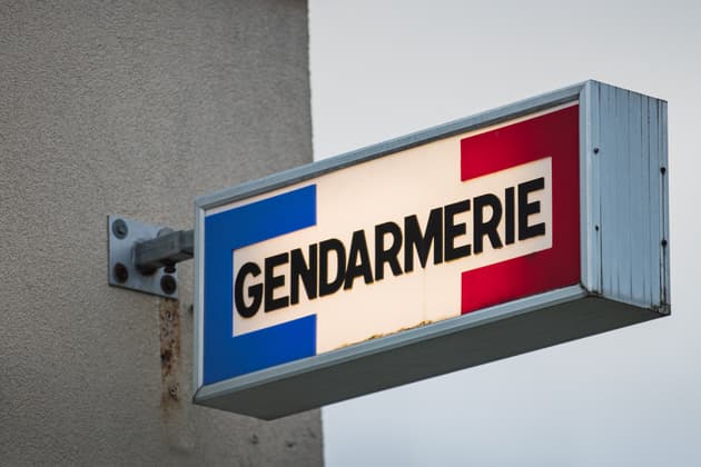 un employé civil de la gendarmerie tente de se suicider dans sa caserne, des militaires le décrochent