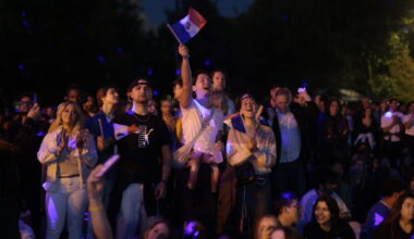 « Le tourbillon de sable, c’est fou » : réunis à la Bastille, les fans de l’Eurovision croient en Louane